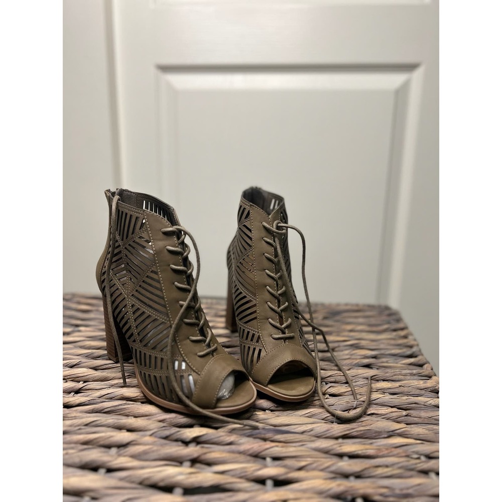 NWT Delicious Women's 6 1/2 Message khaki peep-toe gladiator chunky heel sandal